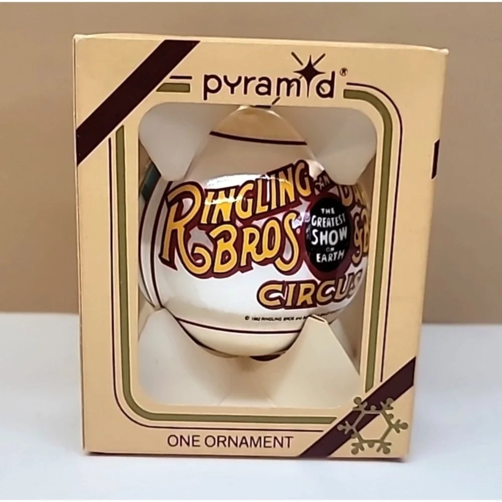 Vtg 1982 Pyramid Ringling Bros Barnum Bailey Bears on Ice Ornament-Original Box‎